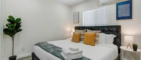 1 habitación, tabla de planchar con plancha, wifi gratis y ropa de cama