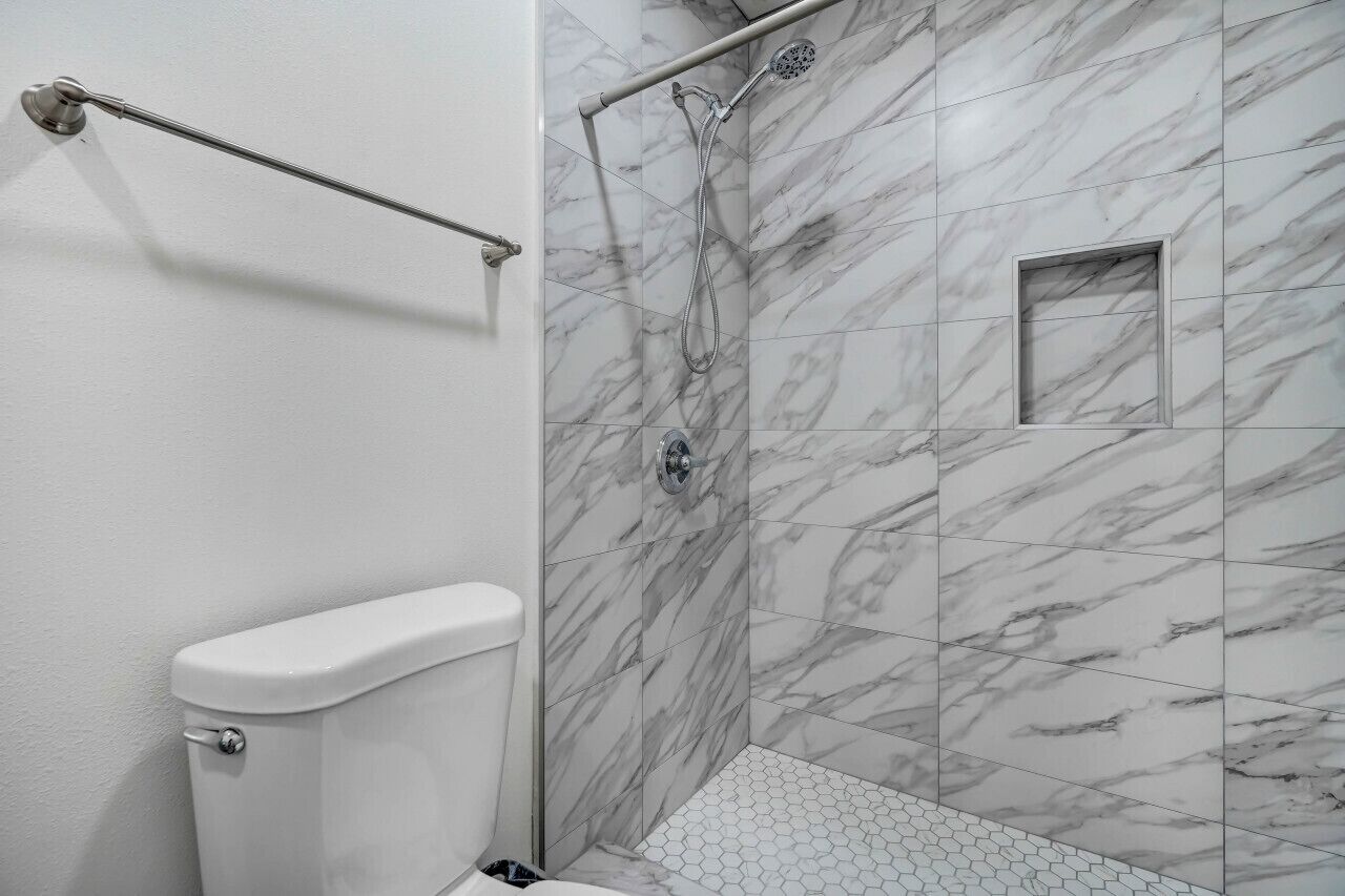 Secadora de cabello, jabón, shampoo, papel de baño 