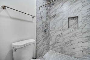 Sèche-cheveux, savon, shampoing, papier toilette