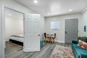 1 室のベッドルーム、アイロン / アイロン台、WiFi (無料)、ベッドシーツ