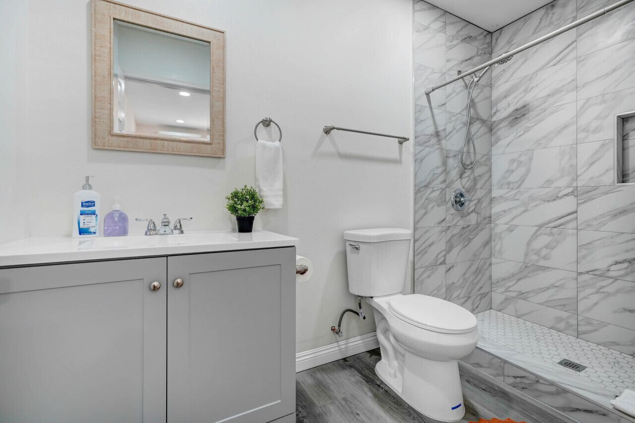 Secadora de cabello, jabón, shampoo, papel de baño 