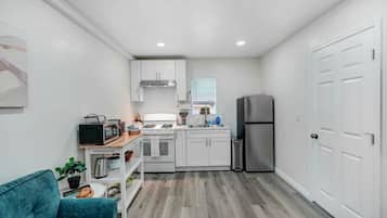 Frigorífico, microondas, horno y placa de cocina