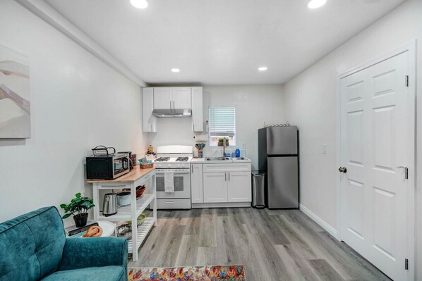 冷蔵庫、電子レンジ、オーブン、コンロ