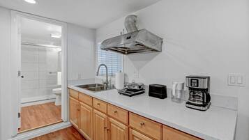 Refrigerador, microondas, placa de cocina, cafetera/tetera