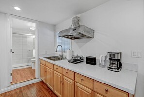 Réfrigérateur, four à micro-ondes, surface de cuisson, cafetière-théière