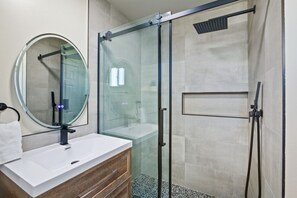 مجففات شعر، مناشف، صابون، شامبو