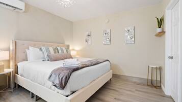 1 habitación, tabla de planchar con plancha, wifi gratis y ropa de cama