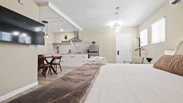 1 室のベッドルーム、アイロン / アイロン台、WiFi (無料)、ベッドシーツ