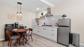 Een koelkast, een microgolfoven, een kookplaat