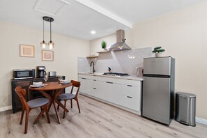 Réfrigérateur, micro-ondes, plaque de cuisson, cafetière/bouilloire