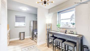 Executive Studio Suite, 1 King Bed with Sofa bed, Non Smoking, Corner | In-room dining