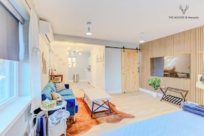 Luxury-Studiosuite, 1 King-Bett und Schlafsofa, Nichtraucher, Stadtblick | 1 Schlafzimmer, Betten mit Memory-Foam-Matratzen, individuell dekoriert