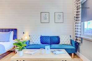 Executive Studio Suite, 1 King Bed with Sofa bed, Non Smoking, Courtyard View | Living area