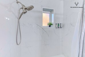 Suite studio luxueuse, 1 très grand lit et 1 canapé-lit, non-fumeur, vue sur la ville | Salle de bain | Ensemble baignoire-douche, articles de toilette écologiques