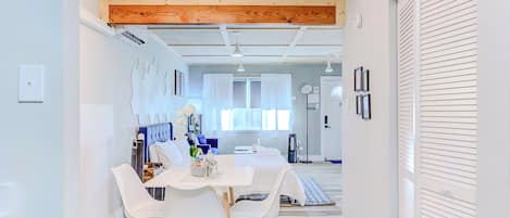 Suite Studio Exécutive, 1 trÚs grand lit et 1 canapé-lit, non-fumeur, rez-de-chaussée | Restauration dans la chambre