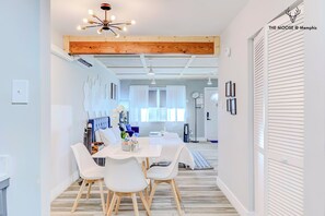 Executive studio suite, 1 kingsize bed met slaapbank, niet-roken, op benedenverdieping | Dineren op de kamer