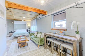 Luxe studio suite, 1 kingsize bed met slaapbank, niet-roken, op benedenverdieping | Dineren op de kamer