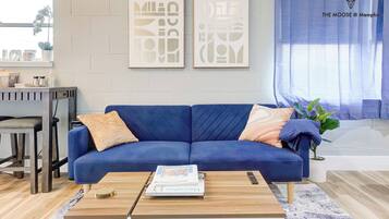 Executive Studio Suite, 1 King Bed with Sofa bed, Non Smoking, Corner | Living area