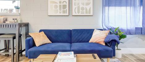 Executive Studio Suite, 1 King Bed with Sofa bed, Non Smoking, Corner | Living area