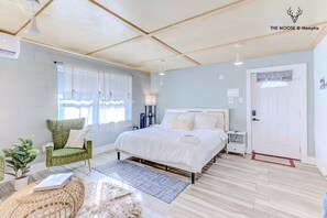 Executive Studio Suite, 1 King Bed, Non Smoking, Ground Floor | Living area