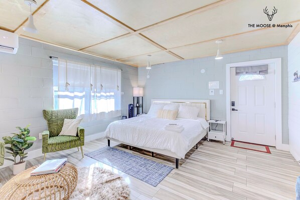 Executive Studio Suite, 1 King Bed, Non Smoking, Ground Floor | Living area