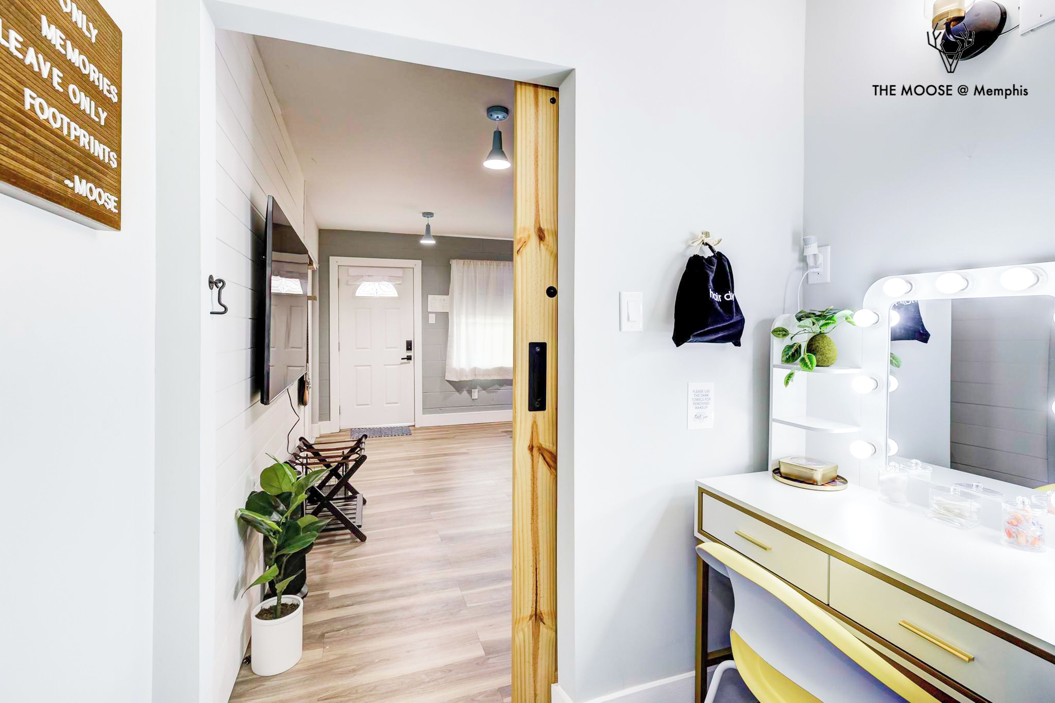 Une salle de bain moderne avec un meuble-lavabo, un miroir et un éclairage.