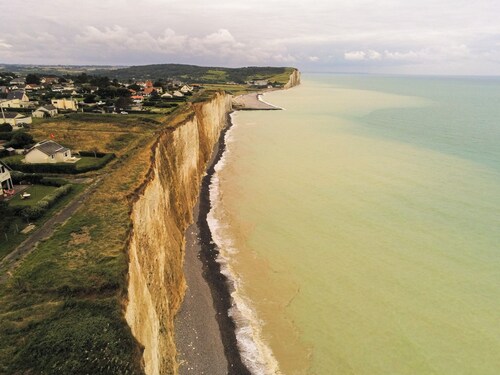 HOUSE. LOVELY SEA AND CLIFF VIEWS RATED 4-STAR FURNITURE