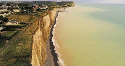 HOUSE. LOVELY SEA AND CLIFF VIEWS RATED 4-STAR FURNITURE