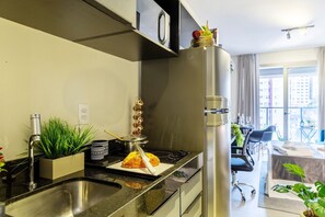 Apartment | Private kitchen | Fridge, microwave, blender, cookware/dishes/utensils - Allianz parque AC Solário | Brazilian Corner. (São Paulo)