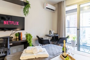 Apartamento | 1 quarto, cofres nos quartos, escrivaninha