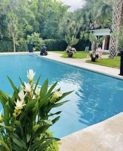 Private 4-Bedroom home with pool! The luxury neighborhood of Markham Woods.<br>
