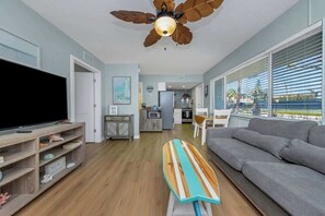Smart TV, books - Starfish Wishes! 90° Heated Pool! Steps to beach! (Indian Rocks Beach)