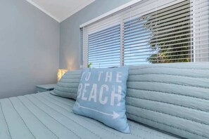 2 bedrooms, iron/ironing board, travel cot, free WiFi - Heated Pool! Steps 2 beach! Luxurious King bed (Indian Rocks Beach)