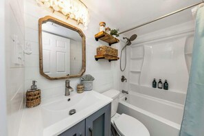 Shower, eco-friendly toiletries, hair dryer, shampoo