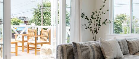 Smart TV, chimenea y libros