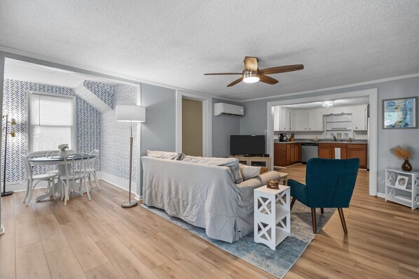 Smart TV - The Yellow Door is a 2 Bdrm 1 Bath Unit Sleeps 5 - Linens Included! (Carolina Beach)