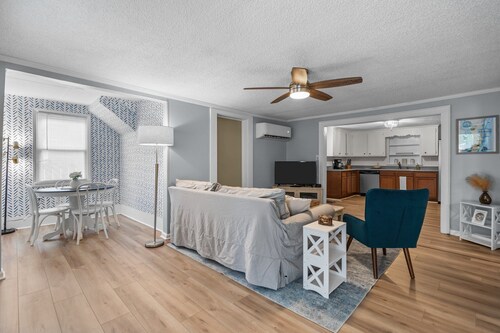 The Yellow Door is a 2 Bdrm 1 Bath Unit Sleeps 5 - Linens Included!