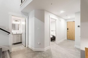 2 habitaciones, tabla de planchar con plancha, wifi y ropa de cama 