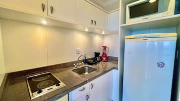 Suíte panorâmica | Cozinha privada | Frigobar, micro-ondas, máquina de café expresso, produtos de limpeza