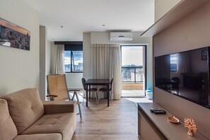 Grand-Apartment | Wohnbereich | 43-Zoll-Smart-TV mit Kabelempfang, Netflix, Streaming-Dienste