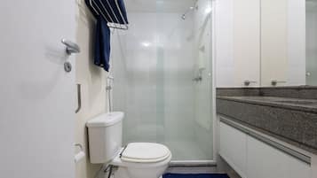 Doccia, soffione a pioggia, bidet, asciugamani