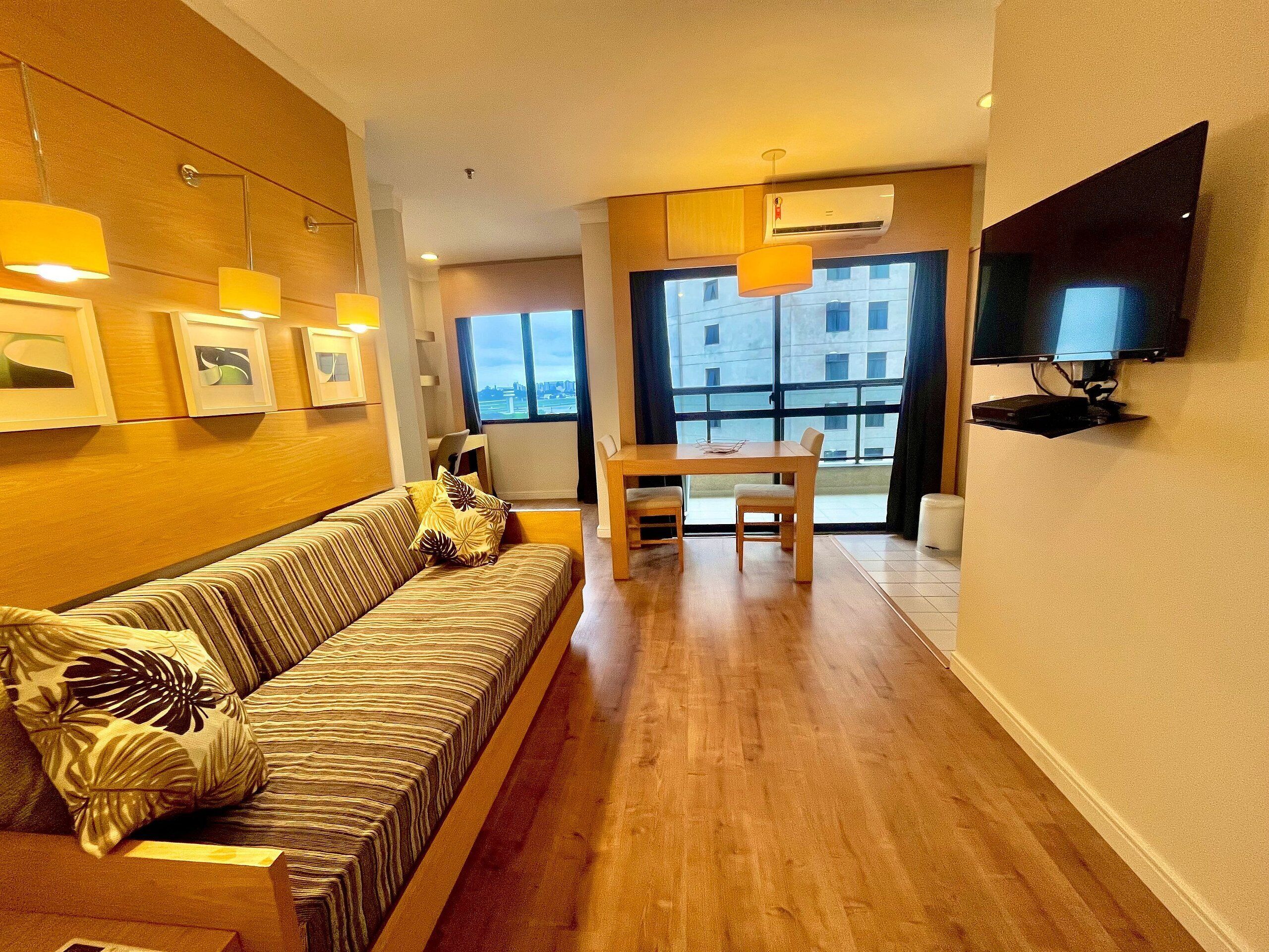 Suíte panorâmica | Área de estar | Smart TV 43 polegadas com canais a cabo, Netflix, serviços de streaming