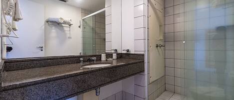 Studio | Bad | Dusj, regndusjhode, bidé og håndklær