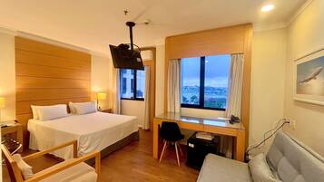 Quarto quádruplo executivo | Roupas de cama premium, camas com colchões pillow-top, frigobar