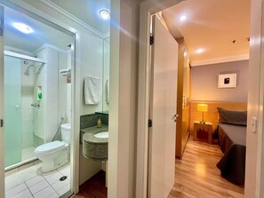 Apartment | Bathroom | Shower, rainfall showerhead, bidet, towels