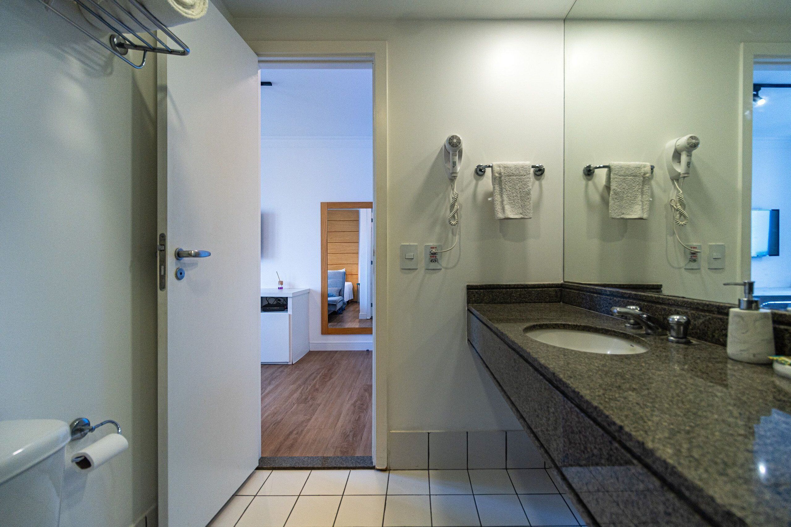 Studio | Badkamer | Een douche, een regendouche, een bidet, handdoeken