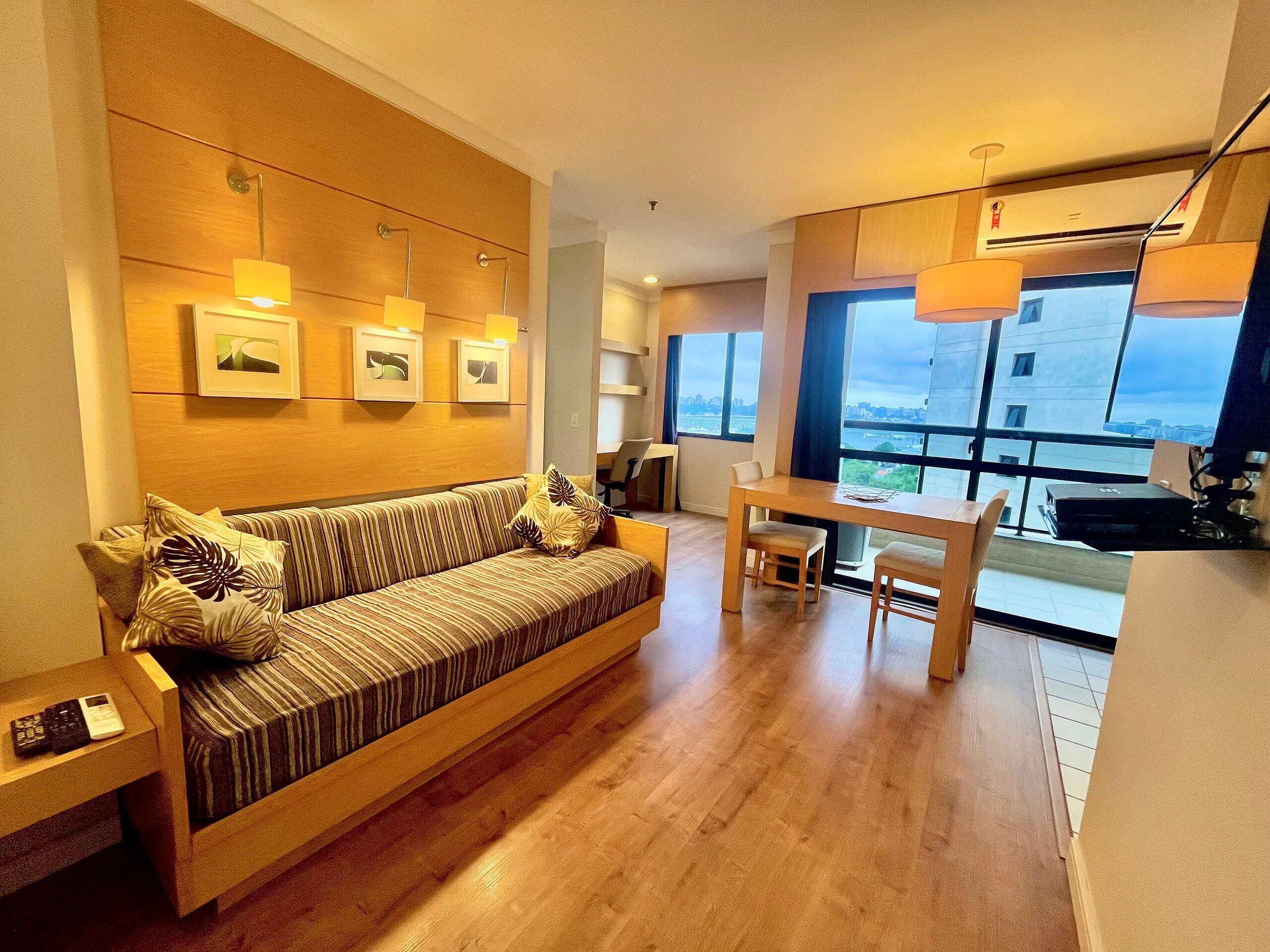 Suíte panorâmica | Área de estar | Smart TV 43 polegadas com canais a cabo, Netflix, serviços de streaming