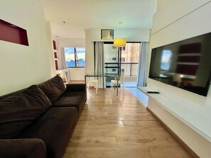 Suite | Wohnbereich | 43-Zoll-Smart-TV mit Kabelempfang, Netflix, Streaming-Dienste