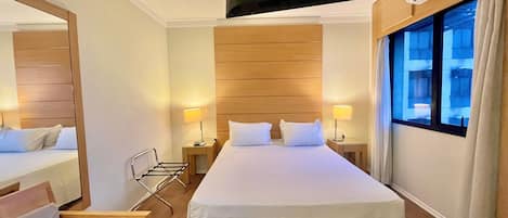 Executive vierpersoonskamer | Luxe beddengoed, pillowtop-bedden, een minibar, een kluis op de kamer