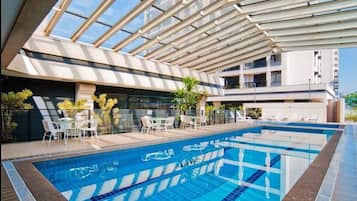 2 utendørsbassenger, bassengparasoller og solsenger